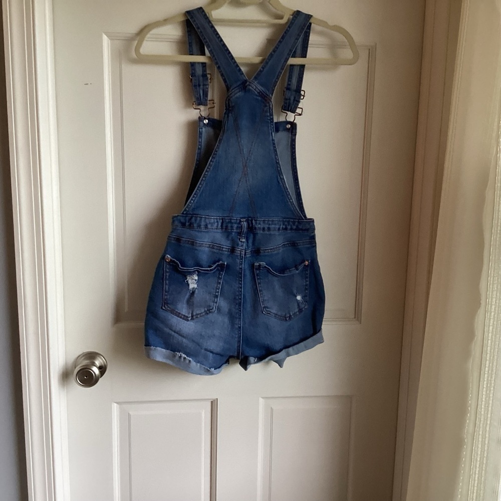 No Brand Junior’s Bibbed Distressed Jean Shorts. Size 3-5. - Picture 2 of 4
